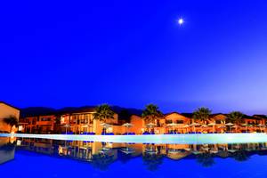 LABRANDA Marine Aquapark bei Nacht mit Pool und Sternen