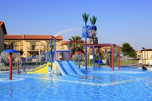 Wasserspielplatz des LABRANDA Marine Aquapark Hotels mit blauen und gelben Rutschen.