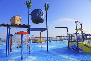 Wasserspielplatz im LABRANDA Marine Aquapark Hotel mit Wasserfontaene und Rutschen.