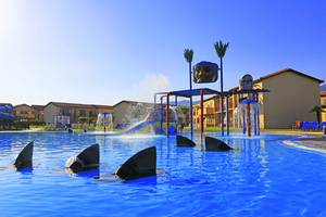 Außenpool mit Wasserrutsche und Haifischzaehnen im LABRANDA Marine Aquapark