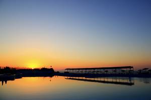Abendliche Sonne über einem Pool im LABRANDA Marine Aquapark Hotel