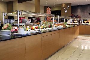Buffet im LABRANDA Marine Aquapark Hotel mit verschiedenen Speisen und Getränken.