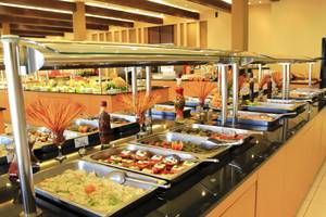 Buffet-Tisch im LABRANDA Marine Aquapark Hotel mit verschiedenen Speisen in Silberschalen.