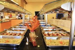 Buffet im LABRANDA Marine Aquapark mit verschiedenen Gerichten in Metallschalen.