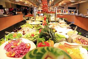 Buffet im LABRANDA Marine Aquapark Hotel mit verschiedenen Salaten und Früchten.