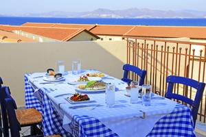 Dachterrasse im LABRANDA Marine Aquapark mit gedecktem Tisch und Blick auf das Meer