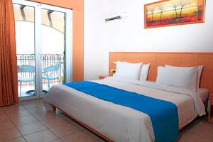 Hotelzimmer mit Balkon im LABRANDA Marine Aquapark mit Blick auf das Meer.