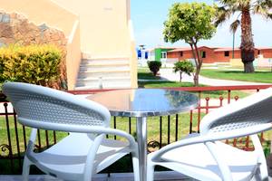 Balkon des Labranda Marine Aquapark Hotels mit Tisch und Stühlen im Freien