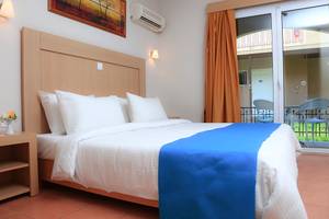 Hotelzimmer des LABRANDA Marine Aquapark mit Bett, Kissen und Nachttisch.