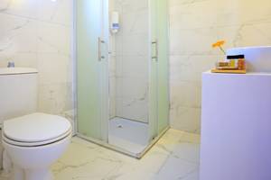 Badezimmer im LABRANDA Marine Aquapark mit Toilette, Dusche und Waschbecken.