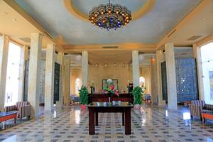 Empfangsbereich des Sharm Club Beach Resorts mit zentralem Kronleuchter und gemustertem Boden.