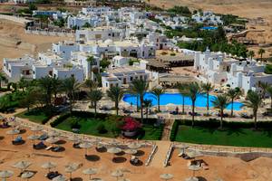 Luftaufnahme des Sharm Club Beach Resorts mit Swimmingpool, Gebäuden und Palmen