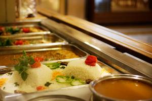 Buffet-Tisch im Sharm Club Beach Resort mit Reis, Gemüse und Soße.