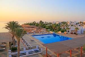 Luftaufnahme des Sharm Club Beach Resorts mit Swimmingpool, Liegen und Sonnenschirmen am Meer