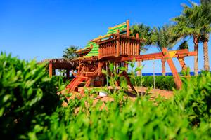 Kinderspielplatz im Sharm Club Beach Resort mit einer Rutsche und einem Klettergerüst.