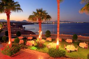 Abendessen auf der Terrasse des Sharm Club Beach Resort mit Blick auf den Ozean.
