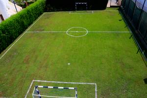 Fussballplatz des Sharm Club Beach Resorts mit Toren und markierten Bereichen