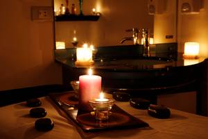 Spa-Bereich im Sharm Club Beach Resort mit Kerzen und Massagesteinen.
