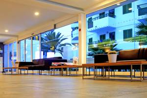 Empfangsbereich des LABRANDA Playa Bonita Hotels mit Rezeption, Sofas und Pflanzen.