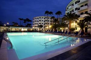 Nachtansicht des Swimmingpools und der Außenterrasse des Labranda Playa Bonita Hotels