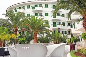 Foto von der Terrasse des LABRANDA Playa Bonita Hotels mit weißen Stühlen und Palmen.