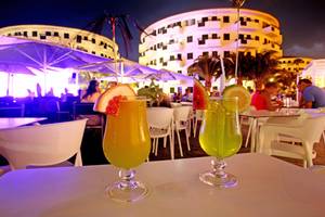 Cocktails auf der Terrasse des Labranda Playa Bonita Hotels.