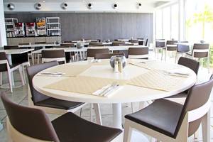 Innenansicht des LABRANDA Playa Bonita Hotel-Restaurants mit runden Tischen und Stühlen.