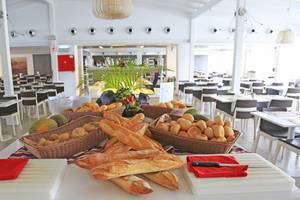 Frühstücksbuffet im LABRANDA Playa Bonita Hotel mit Brot, Obst und Gemüse in Körben.