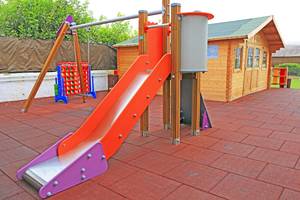 Kinderspielplatz im LABRANDA Playa Bonita Hotel mit Rutsche und Spielhaus