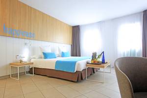 Zimmer im Labranda Playa Bonita Hotel mit Bett, Früchten und Möbeln.