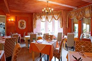Innenansicht des Restaurants im Orpheas Resort mit eingerichteten Tischen und Stühlen.