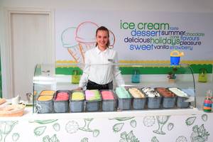 Eisdiele im LABRANDA Kiotari Miraluna Resort mit verschiedenen Eissorten.