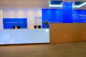 Empfangsbereich des Labranda Kiotari Miraluna Resorts mit blauer Wand und Willkommensschild.