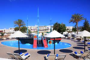 Kinderpool im LABRANDA Kiotari Miraluna Resort mit Piratenschiff und Rutschen.