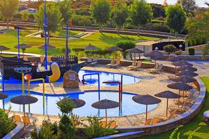Luftaufnahme des Wasserparks im LABRANDA Kiotari Miraluna Resort mit einem Piratenschiff-Wasserspiel.