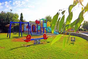 Kinderspielplatz im LABRANDA Kiotari Miraluna Resort mit Schaukeln und Rutsche