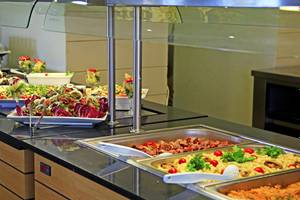 Buffet-Tisch im LABRANDA Kiotari Miraluna Resort mit verschiedenen Gerichten und Salaten.