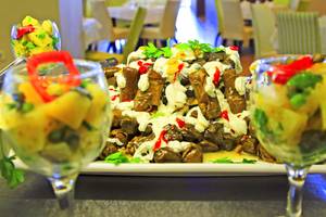 LABRANDA Kiotari Miraluna Resort serviert ein Buffet mit verschiedenen Gerichten.