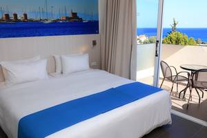 Zimmer im Labranda Kiotari Miraluna Resort mit Blick auf das Meer und eine Terrasse mit Tisch und Stühlen.