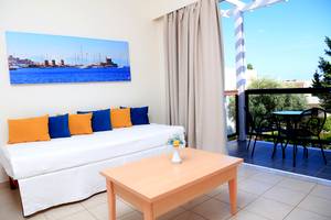 Balkon des LABRANDA Kiotari Miraluna Resorts mit Sitzecke und Blick aufs Meer