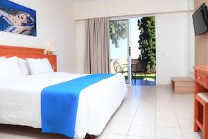 Hotelzimmer im LABRANDA Kiotari Miraluna Resort mit Bett, Balkon und Gartenblick.