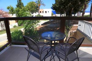 Balkon des Labranda Kiotari Miraluna Resorts mit Tisch und Stühlen und Meerblick