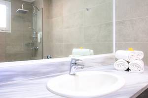Badezimmer im LABRANDA Kiotari Miraluna Resort mit Waschbecken und Spiegel.