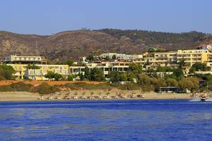 Außenansicht des LABRANDA Kiotari Miraluna Resorts mit Gebäuden und Hügeln im Hintergrund.