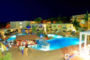 Ein Abendfoto des LABRANDA Kiotari Miraluna Resorts zeigt den beleuchteten Swimmingpool und die Bar.