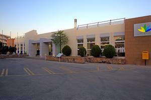 Hauptgebaude des Labranda Kiotari Miraluna Resorts mit Logo und Parkplatz davor.