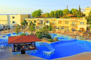 Luftaufnahme des LABRANDA Kiotari Miraluna Resorts mit Swimmingpool und Sonnenliegen.