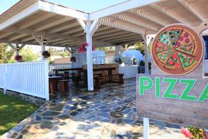 Pizza-Restaurant im Freien im LABRANDA Kiotari Miraluna Resort mit Tischen und Stühlen unter einem Pavillon.
