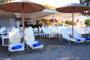 Terrasse des Labranda Kiotari Miraluna Resorts mit Sonnenliegen und Sonnenschirmen.