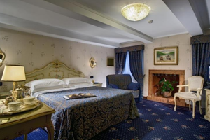 Hotelzimmer im Montecarlo mit Bett, Fernseher, Kamin und Möbeln.